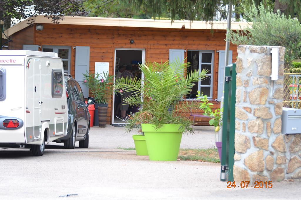 Camping Des Ribieres Confolens Εξωτερικό φωτογραφία